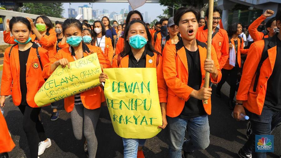 Ribuan mahasiswa menggelar aksi menolak pengesahan sejumlah RUU yang dianggap memuat pasal-pasal bermasalah.