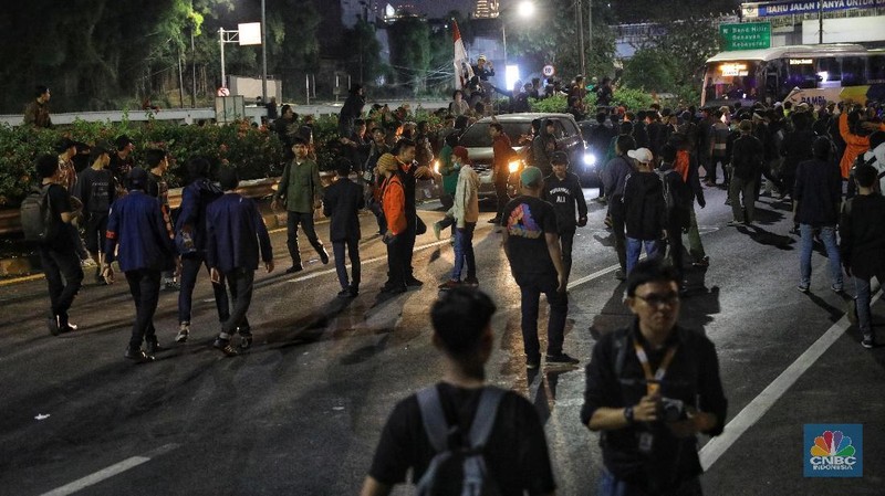 Mobil-mobil yang berada di dalam tol terjebak, sementara massa di depan gedung DPR masih bertahan.