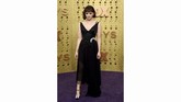 Maisie Williams datang dengan mengenakan gaun khusus rancangan kolaborasi JW Anderson dan sang kekasih, Reuben Selby. Gaun berwarna hitam dengan panjang asimetris dipadu dengan rambut bob yang dibiarkan sederhana memberikan kesan edgy. (Photo by Jordan Strauss/Invision/AP)