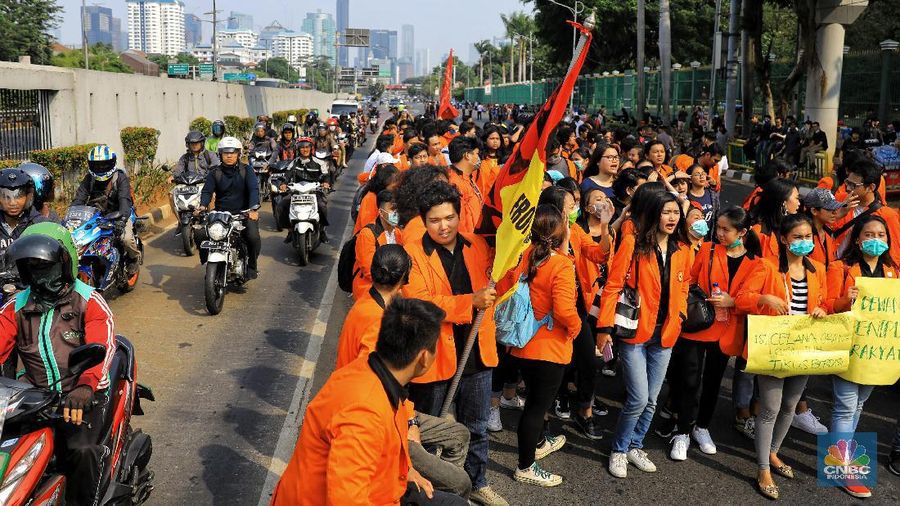 Mereka memprotes rencana pemerintahan Joko Widodo dan Dewan Perwakilan Rakyat (DPR) mengesahkan sejumlah rancangan undang-undang.