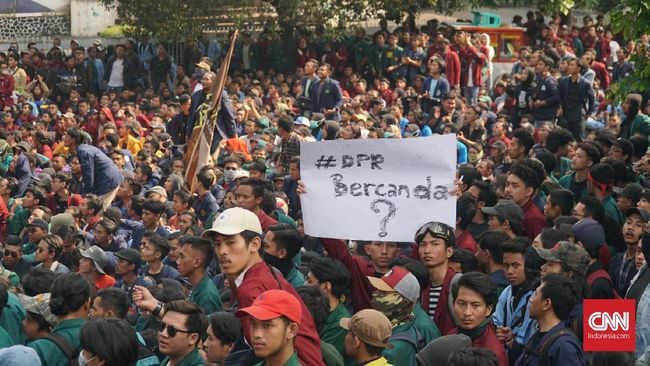 Demo Berujung Ricuh Mahasiswa Dobrak Pagar Kantor Dprd Jabar