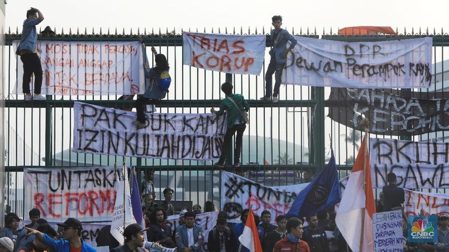 Demo di Mana-mana, Rupiah Jadi Merana
