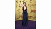 Emilia Clarke tampil seksi dan anggun dengan gaun biru navy rancangan Valentino. Untuk menambah aksen seksi, pemain serial Game of Thrones ini membiarkan rambut panjangnya terurai dengan anting drop yang menggantung di kedua telinganya. (Photo by Jordan Strauss/Invision/AP)