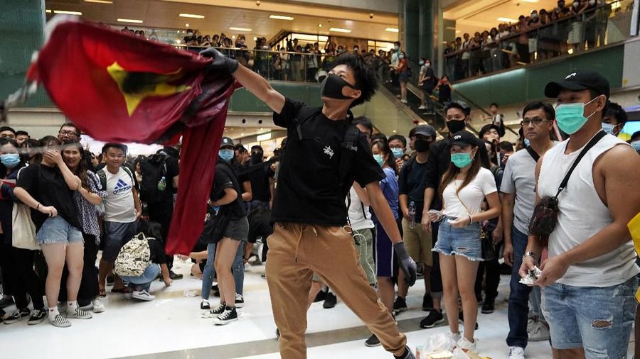 Polisi Hong Kong menangkap dua anak berusia 13 tahun di tengah demonstrasi anti-pemerintah akhir pekan kemarin.