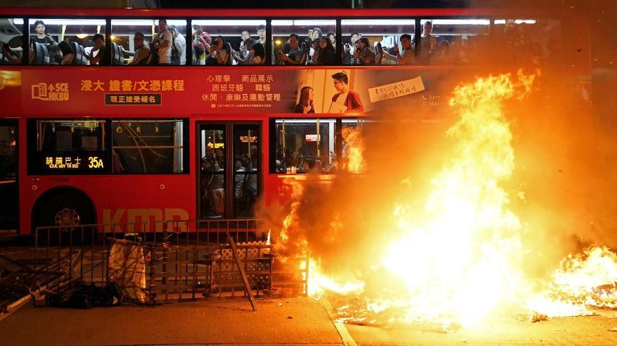 Tsunami demonstrasi yang terus terjadi membuat Hong Kong terancam kehilangan statusnya sebagai pusat keuangan global