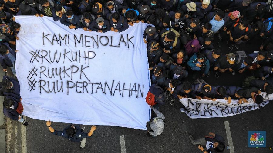 Mereka memprotes rencana pemerintahan Joko Widodo dan Dewan Perwakilan Rakyat (DPR) mengesahkan sejumlah rancangan undang-undang.