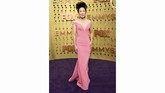 Romantis adalah kata yang tepat untuk penampilan Sandra Oh di karpet merah Emmy Awards 2019. Gaun off-the-shoulder merah muda rancangan Zac Posen membuatnya terlihat sangat lembut dan glamor. (Photo by Jordan Strauss/Invision/AP)