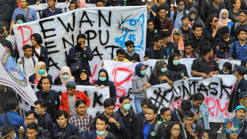 Aksi massa ini dimeriahkan dengan belasan spanduk yang berisi berbagai macam pesan.