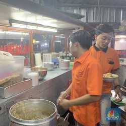 Tak Cuma Naik Haji, Tukang Bubur Ini Raup Rp 15 Juta Sehari!