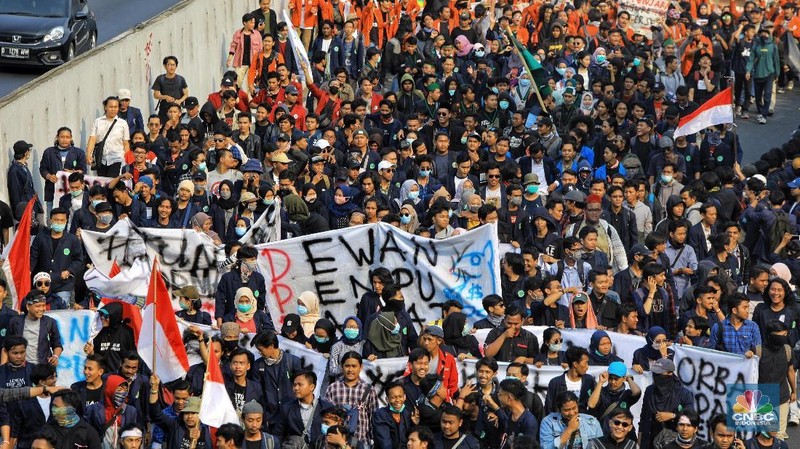 Ribuan mahasiswa yang hadir ini membawa isu yang sama yakni menolak Revisi Kitab Undang-undang Hukum Pidana atau RKUHP dan meminta cabut UU KPK