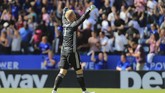 Kiper Leicester City, Kasper Schmeichel, merayakan gol James Maddison ke gawang Tottenham Hotspur pada menit ke-85. The Foxes menang 2-1 atas The Lilywhites. (AP Photo/Leila Coker)