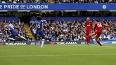 Bek kanan Liverpool, Trent Alexander-Arnold mencetak gol pembuka di menit ke-14. Alexande4r-Arnold mencetak gol melalui skema tendangan bebas saat ia menerima umpan dari Mohamed Salah. (AP Photo/Frank Augstein)
