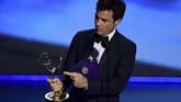 Aktor AS Jason Bateman mengamati piala yang ia dapat dari kategori Outstanding Directing For A Drama Series, yaitu Ozark. Di Emmy Awards tahun ini, Ozark mendapat dua piala. (Photo by Frederic J. BROWN/AFP)