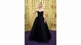 Gaun haute couture hitam rancangan Christian Dior ini adalah tentang detail. Naomi tampil klasik dengan jala tipis yang mengitari bagian leher. Sabuk bludru berwarna hitam melengkapi tampilan klasik ala Hollywood ini. (Photo by Jordan Strauss/Invision/AP)