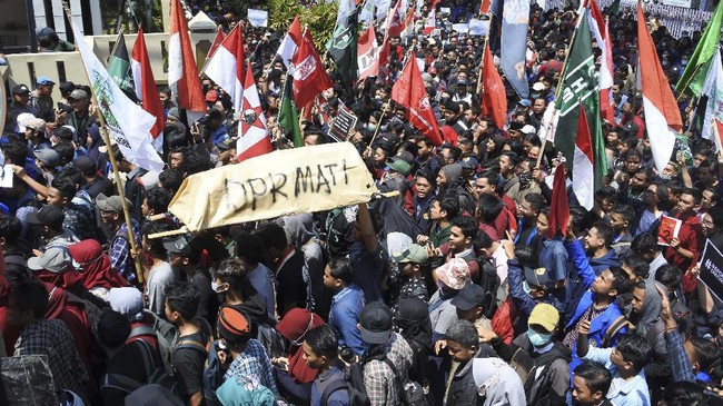 Sejumlah mahasiswa yang tergabung dalam Cipayung Plus Jember melakukan aksi di DPRD Jember, Jawa Timur, Senin (23/9). Dalam aksinya ribuan mahasiswa menolak regulasi seperti RUU Pertanahan, UU Pemasyarakatan, RUU KUHP dan revisi UU KPK. (ANTARA FOTO/Seno).