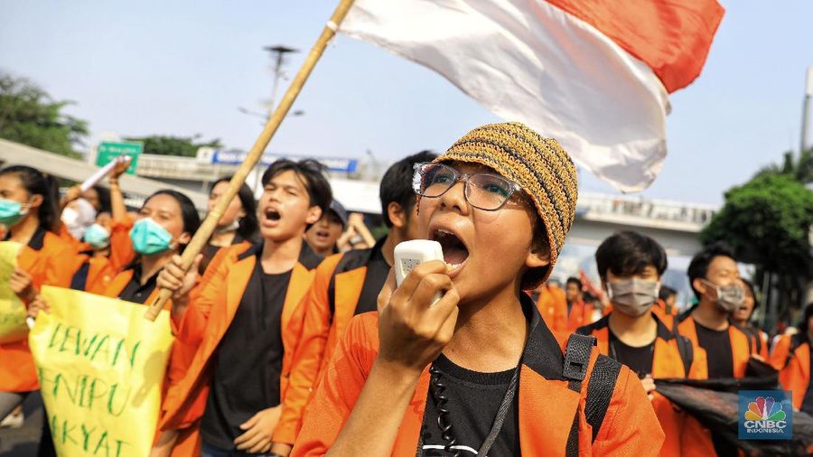 Mereka memprotes rencana pemerintahan Joko Widodo dan Dewan Perwakilan Rakyat (DPR) mengesahkan sejumlah rancangan undang-undang.