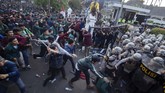 Massa yang tergabung dalam Aliansi Mahasiswa Jawa Barat bentrok dengan petugas kepolisian saat aksi unjuk rasa di Depan Gedung DPRD Jawa Barat, Senin (23/9). (ANTARA FOTO/Novrian Arbi).