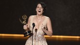 Aktris Phoebe Waller-Bridge menerima penghargaan untuk Outstanding Writing For Comedy Series dari serial komedi Fleabag. (Photo by Chris Pizzello/Invision/AP)