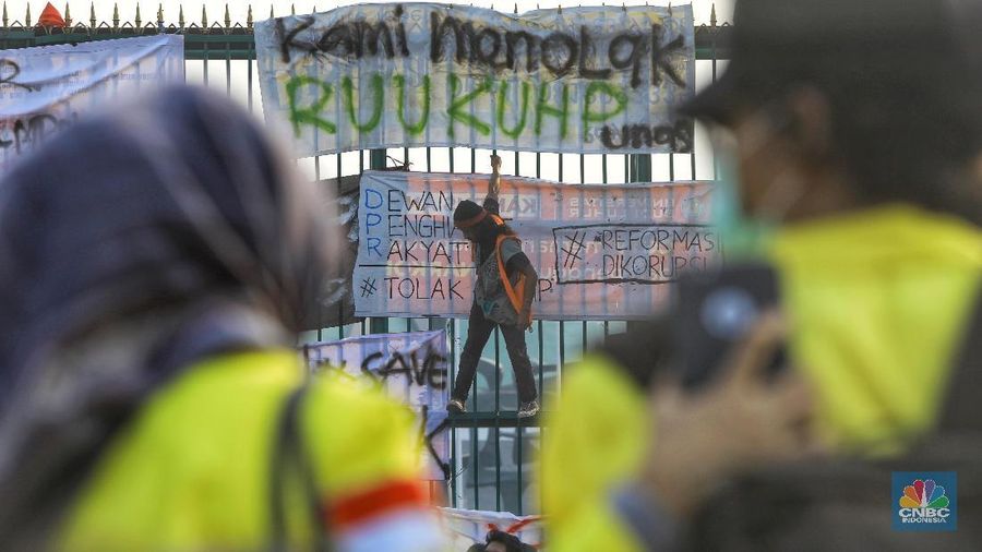 Selain itu, Komisi III DPR RI juga menargetkan pengesahan RUU Pemasyarakatan pada bulan yang sama.
