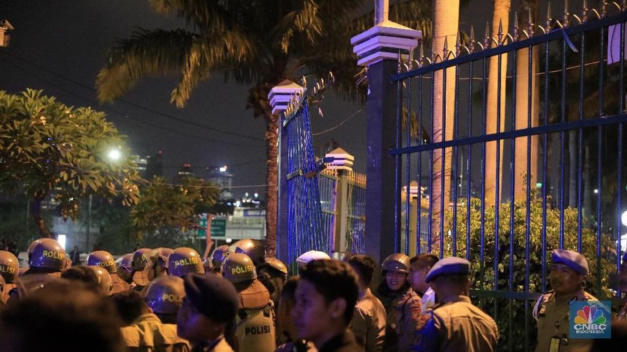 Pagar gedung DPR dijebol mahasiswa yang melakukan demonstrasi di depan Gedung MPR/DPR Jakarta.
