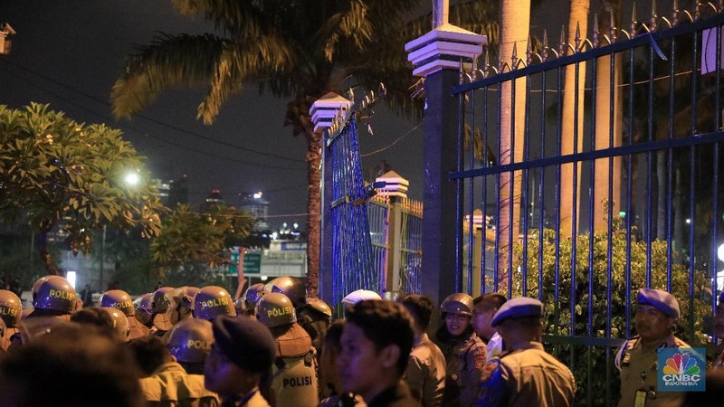 Pagar gedung DPR dijebol mahasiswa yang melakukan demonstrasi di depan Gedung MPR/DPR Jakarta.