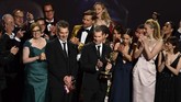 D.B. Weiss bersama pemeran dan kru Game of Thrones merayakan kemenangan mereka untuk kategori Outstanding Drama Series. GoT mendapat 32 nomine tahun ini, namun hanya membawa pulang dua. (Photo by Frederic J. BROWN/AFP)