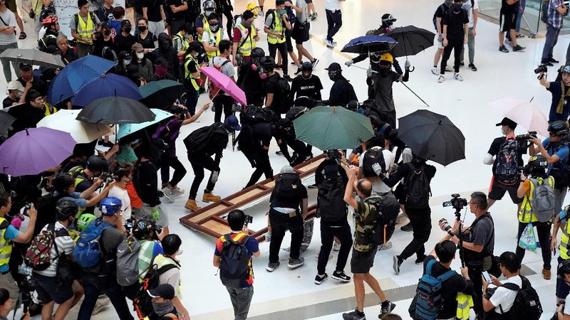 Dengan sedikit tuntutan pemrotes yang dipenuhi, bentrokan dengan kekerasan menjadi lebih intens dan sering terjadi di Hong Kong.
