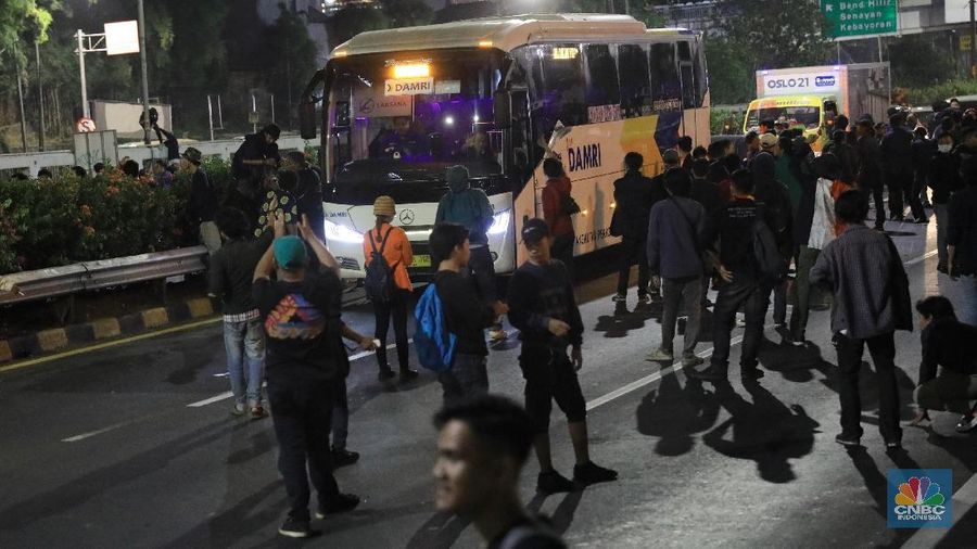 Mobil-mobil yang berada di dalam tol terjebak, sementara massa di depan gedung DPR masih bertahan.