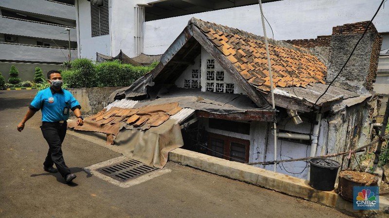 Sebuah rumah tua dengan atap yang sudah usang terperangkap di dalam area kompleks apartemen Thamrin Executive Residence