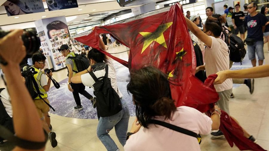 Dengan sedikit tuntutan pemrotes yang dipenuhi, bentrokan dengan kekerasan menjadi lebih intens dan sering terjadi di Hong Kong.