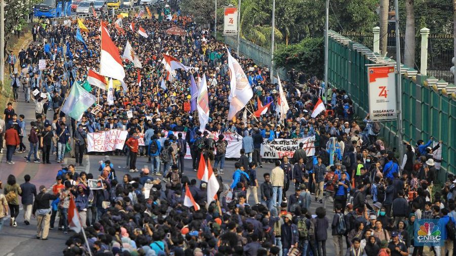 Aksi unjuk rasa kembali dilakukan ribuan mahasiswa dari berbagai kampus di depan gedung DPR/MPR/DPD, Kompleks Parlemen, Senayan, Jakarta, Selasa (24/9/2019).