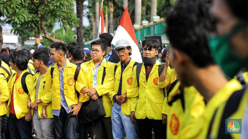 Mereka memprotes rencana pemerintahan Joko Widodo dan Dewan Perwakilan Rakyat (DPR) mengesahkan sejumlah rancangan undang-undang.
