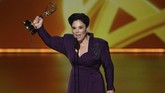 Alex Borstein mengangkat piala kemenangan yang diterimanya untuk kategori Outstanding Supporting Actress untuk serial The Marvelous Mrs. Maisel. (Photo by Chris Pizzello/Invision/AP)