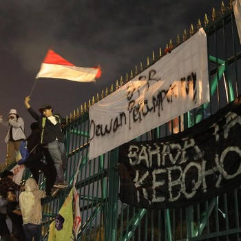 Penampakan Ricuhnya Mahasiswa Demo, Pagar DPR Dijebol