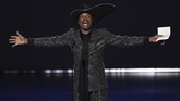 Billy Porter berbangga menerima penghargaan Outstanding Lead Actor in a Drama Series, yaitu Pose. (Photo by Chris Pizzello/Invision/AP)