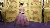 Halsey benar-benar tampil layaknya seorang putri dengan gaun strapless panjang berskala ombre dari merah muda menuju ungu lavender. (Photo by Jordan Strauss/Invision/AP)