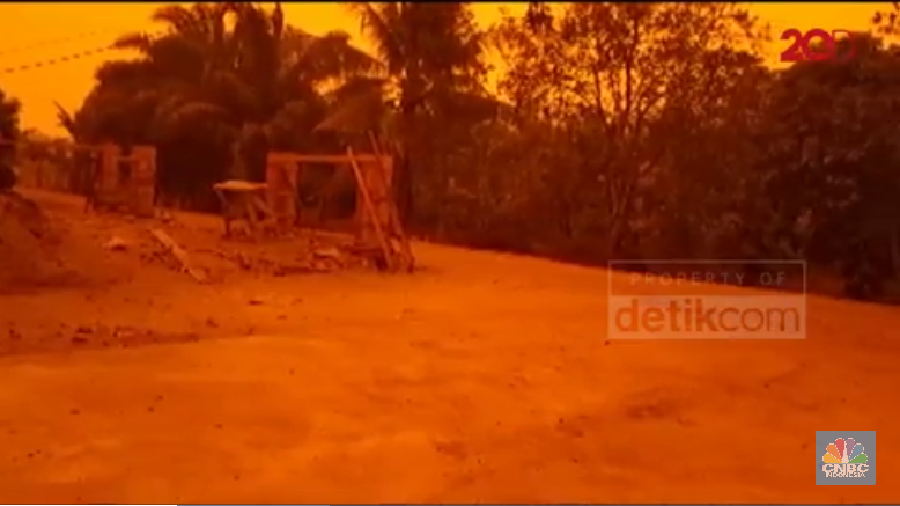Langit di Muaro Jambi berwarna kemerahan beberapa waktu lalu.
