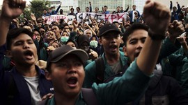 Polisi Tahan 40 Mahasiswa yang Unjuk Rasa di DPRD Sumut