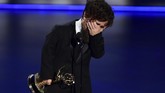 Haru Peter Dinklage dari Game of Thrones ketika menerima penghargaan Outstanding Supporting Actor in a Drama Series. (Photo by Frederic J. BROWN/AFP)