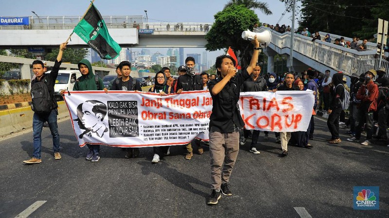 Mereka memprotes rencana pemerintahan Joko Widodo dan Dewan Perwakilan Rakyat (DPR) mengesahkan sejumlah rancangan undang-undang.