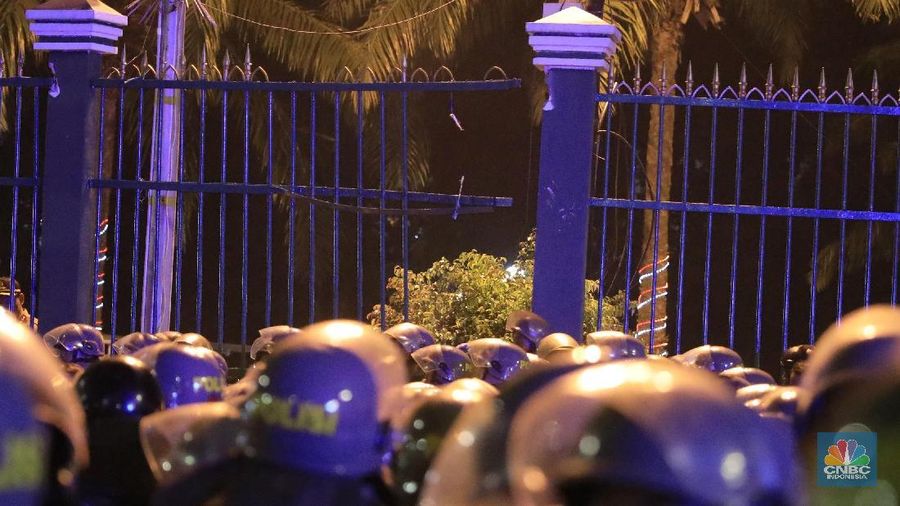 Pagar gedung DPR dijebol mahasiswa yang melakukan demonstrasi di depan Gedung MPR/DPR Jakarta.