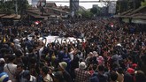 Ribuan mahasiswa mengikuti aksi #GejayanMemanggil di Simpang Tiga Colombo, Gejayan, Sleman, DI Yogyakarta, Senin (23/9). (ANTARA FOTO/Andreas Fitri Atmoko)