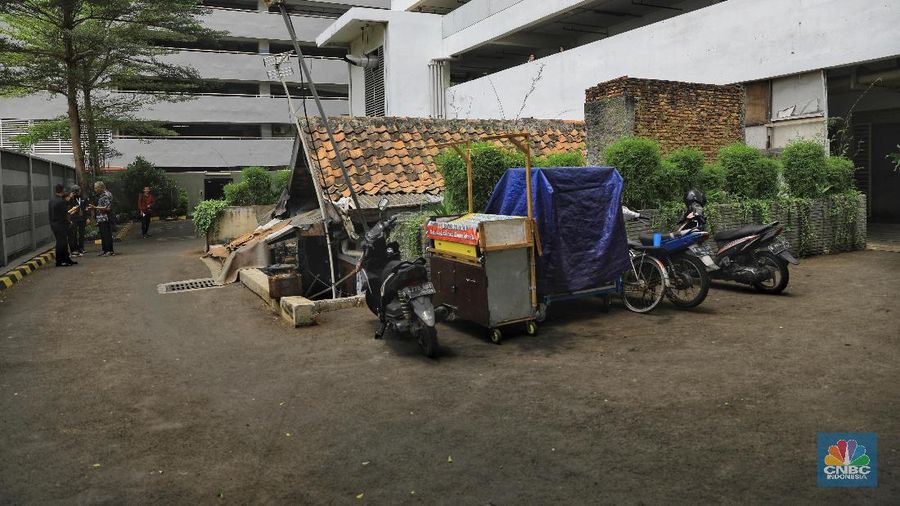 Untuk beraktivitas para warga hanya dapat keluar masuk kampung dari satu pintu saja yang letaknya di samping pos polisi Thamrin City.