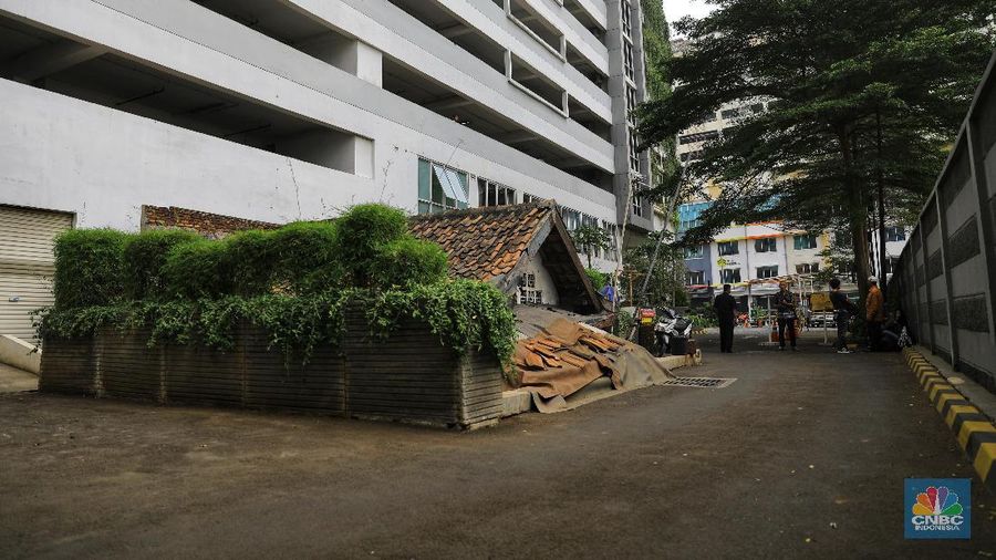 Untuk beraktivitas para warga hanya dapat keluar masuk kampung dari satu pintu saja yang letaknya di samping pos polisi Thamrin City.
