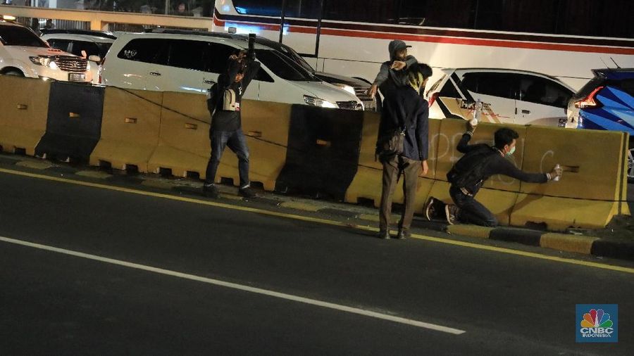 Mobil-mobil yang berada di dalam tol terjebak, sementara massa di depan gedung DPR masih bertahan.