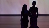 Selebriti AS Kim Kardashian dan adiknya Kendall Jenner hadir di atas panggung Emmy Awards 2019 untuk menyerahkan penghargaan Outstanding Competition Program. (Photo by Frederic J. BROWN/AFP)