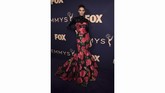 Supermodel Kendall Jenner memakai gaun motif bunga-bunga yang besar dengan warna yang mencolok. Gaun ini membuatnya terlihat norak. (Alberto E. Rodriguez/Getty Images/AFP)