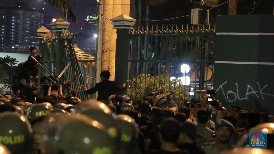 Pagar gedung DPR dijebol mahasiswa yang melakukan demonstrasi di depan Gedung MPR/DPR Jakarta.