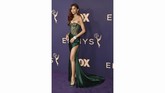 Zendaya tampaknya 'meracuni' banyak orang dengan gaun hijau zamrud rancangan Vera Wang. Korset tipis dan belahan tinggi gaun yang memperlihatkan kaki semampainya menambahkan kesan seksi yang ditampilkan. (Photo by Richard Shotwell/Invision/AP)