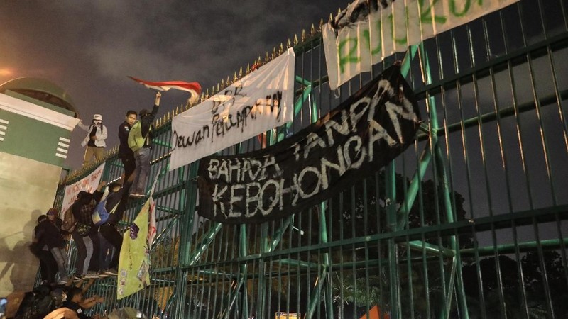 Pagar gedung DPR dijebol mahasiswa yang melakukan demonstrasi di depan Gedung MPR/DPR Jakarta.